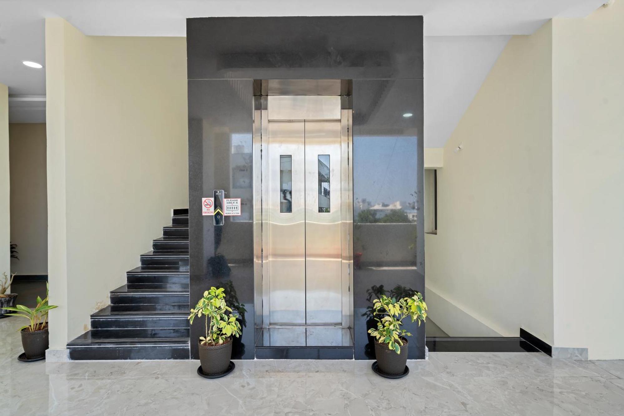 Hotel Sky Land Khammam 外观 照片