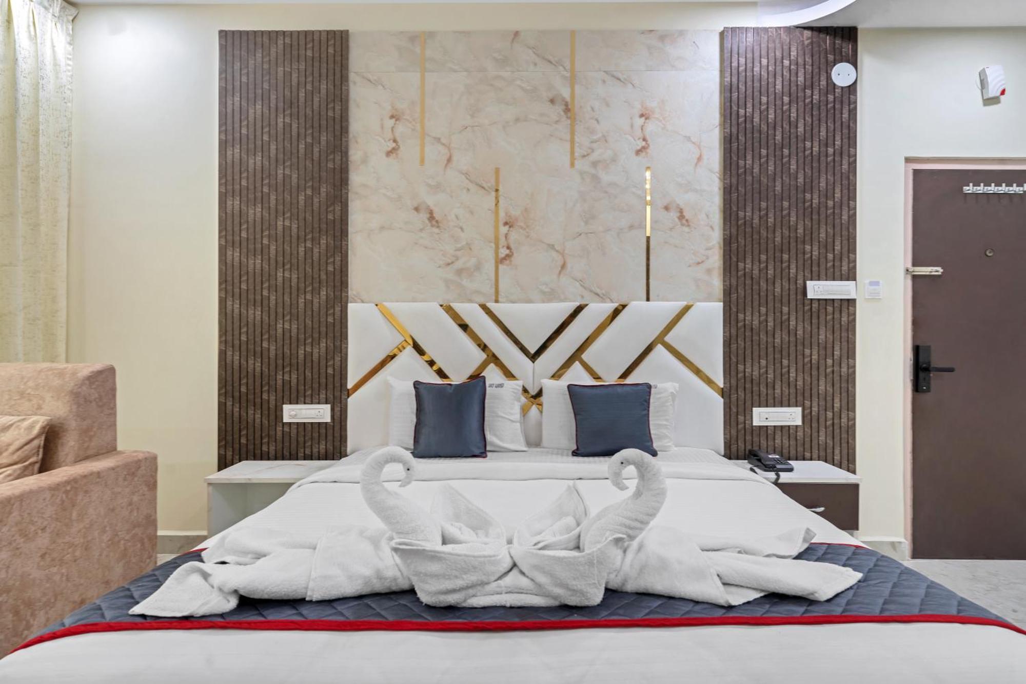 Hotel Sky Land Khammam 外观 照片