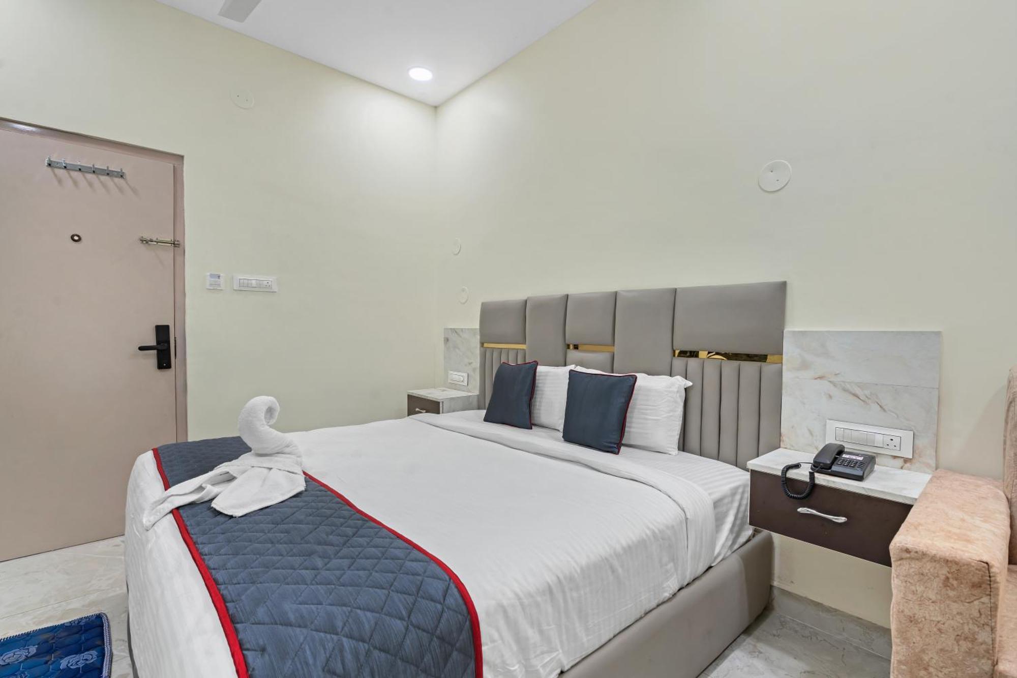 Hotel Sky Land Khammam 外观 照片